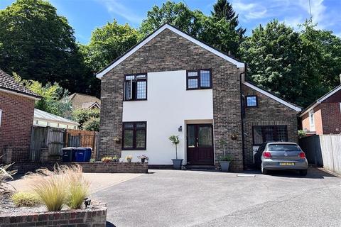 6 Lion Close, Haslemere, GU27 1JG