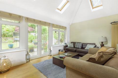 6 Lion Close, Haslemere, GU27 1JG