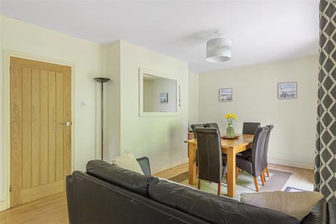 6 Lion Close, Haslemere, GU27 1JG
