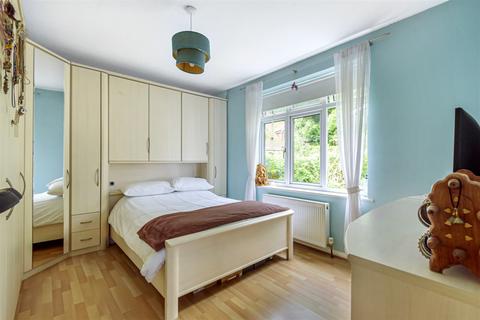 6 Lion Close, Haslemere, GU27 1JG