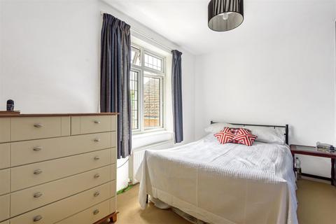 6 Lion Close, Haslemere, GU27 1JG