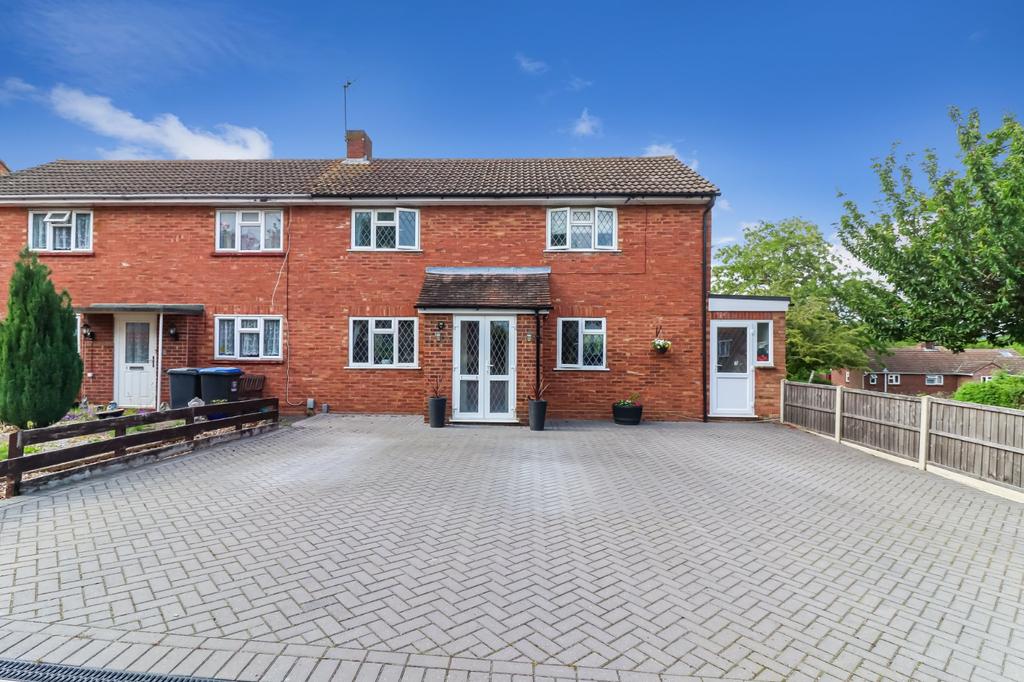 Beechfield, Kings Langley, Herts, WD4 3 bed semidetached house for