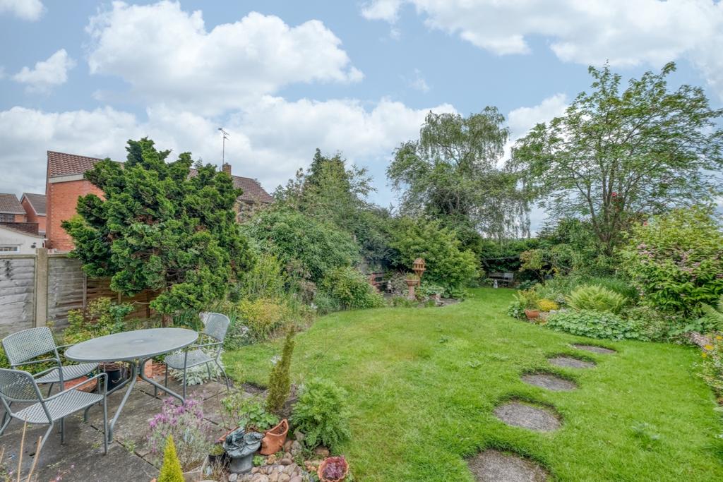 Granville Drive, Kingswinford, DY6 8LH 3 bed detached house £300,000