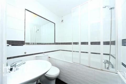 4 bedroom detached house to rent, Lowfield Road, W3