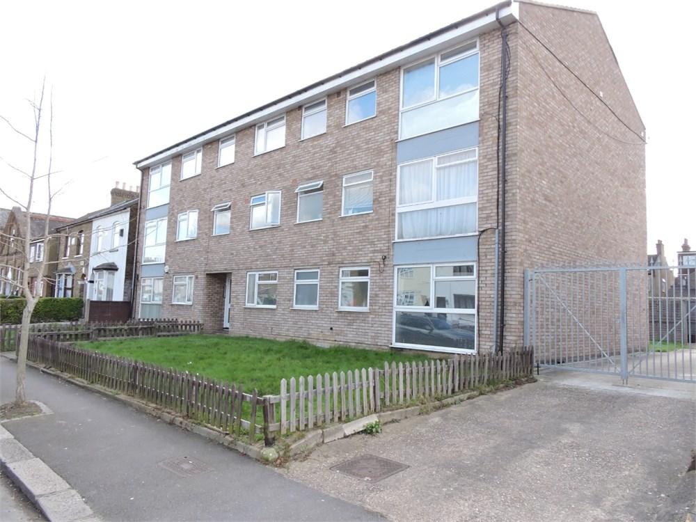 33 Totteridge Road, Enfield, EN3 1 bed ground floor flat £230,000