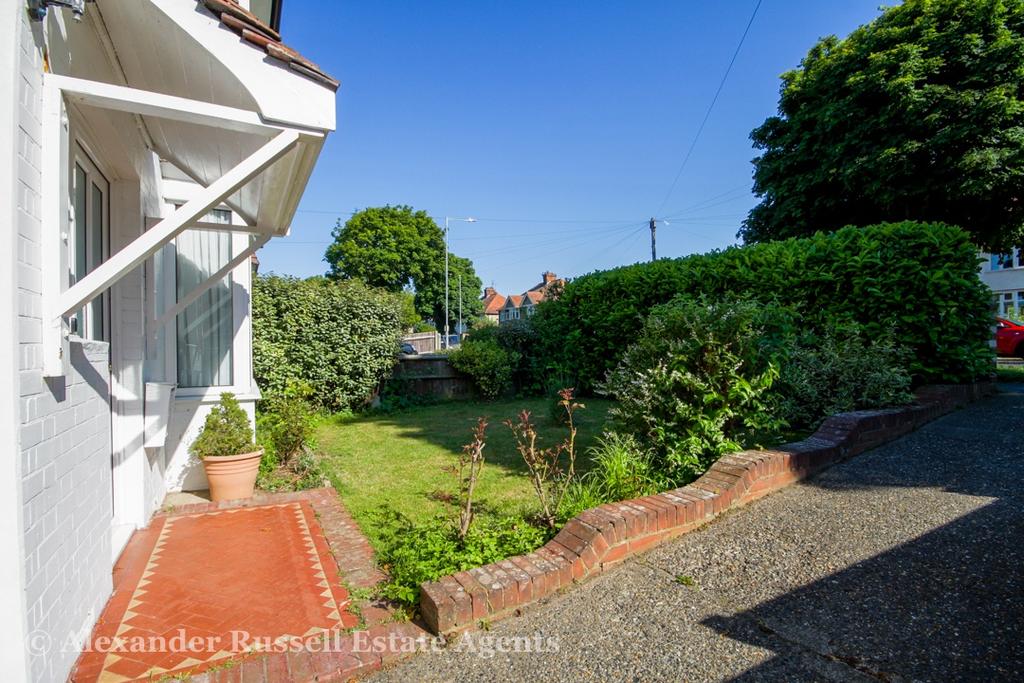 V Avenue, Margate, CT9 3 bed semidetached house £475,000