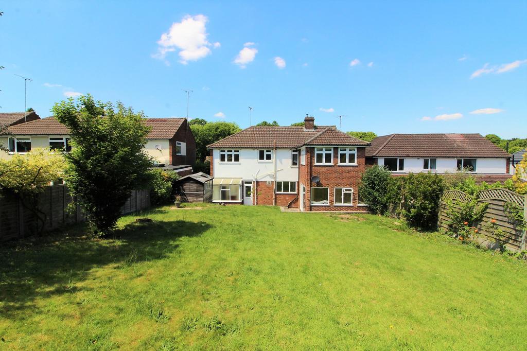 Bradgate, Cuffley, Hertfordshire, EN6 4 bed detached house £2,600 pcm