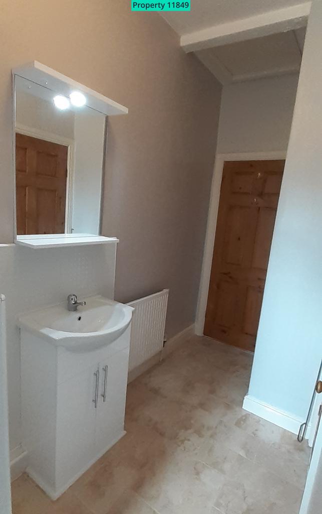 Bathroom vanity unit and mirror