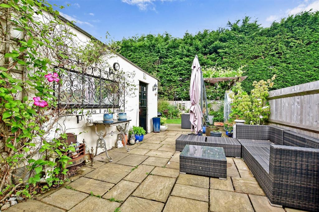 Hamsey Green Gardens, Warlingham, Surrey 3 bed semidetached house for