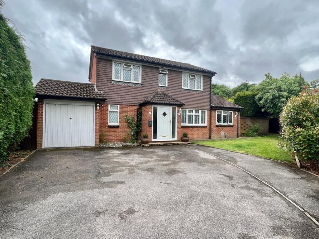 14 Thirlmere Close, Egham 4 bed detached house £2,350 pcm (£542 pw)