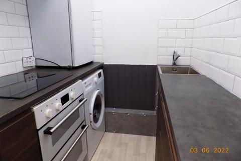 1 bedroom flat to rent, 72 Causeyside Street, Flat 1/2, Paisley, PA1 1YP.