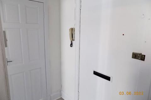 1 bedroom flat to rent, 72 Causeyside Street, Flat 1/2, Paisley, PA1 1YP.