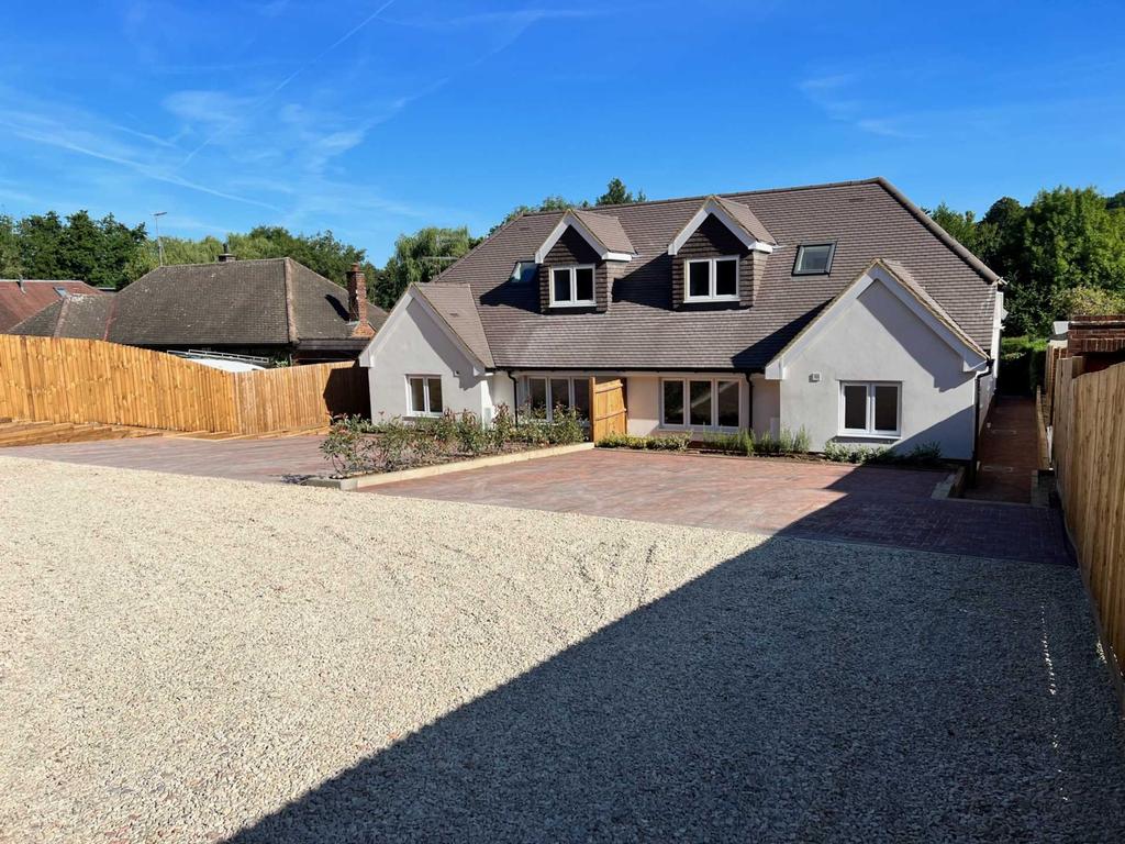 BOURNE END, NR BERKHAMSTED, HP1 2RJ 4 bed semidetached house £1,100,000