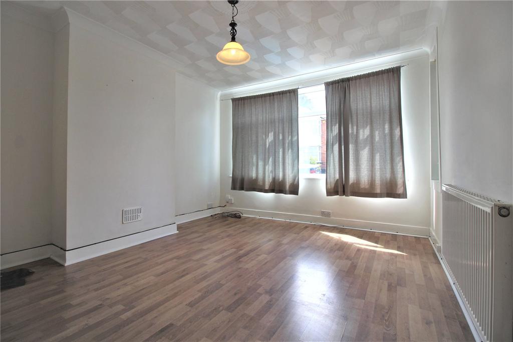 Lingfield Road, Gravesend, Kent, DA12 3 bed terraced house £1,350 pcm