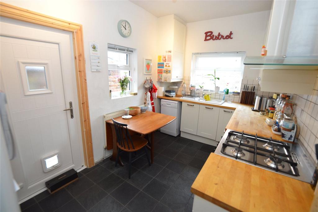 Pinnington Lane Stretfor M32 2 bed terraced house £925 pcm (£213 pw)