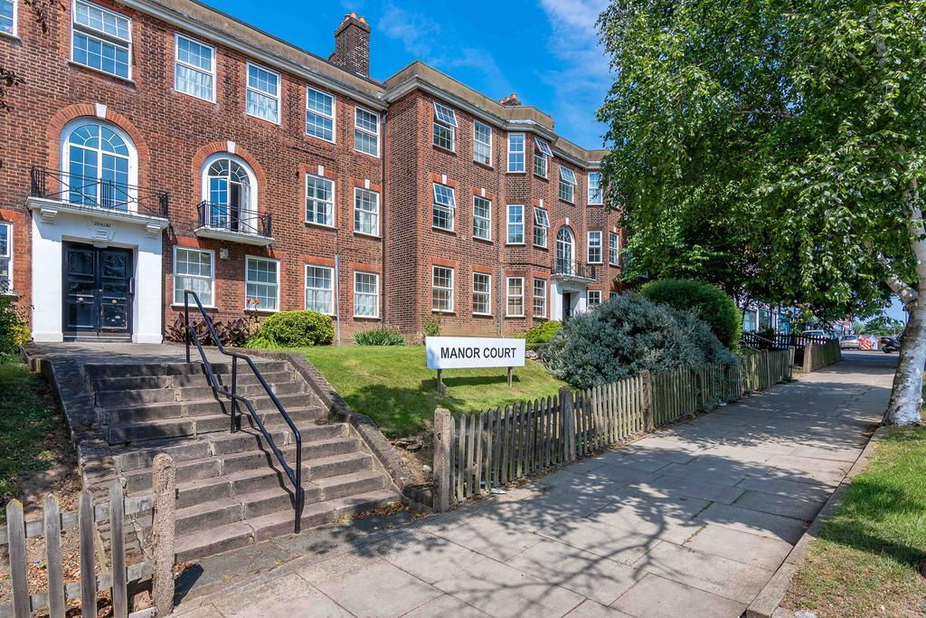 Aylmer Road, London N2 3 bed flat £2,200 pcm (£508 pw)