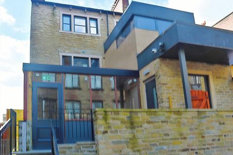 Studio to rent - Florences Apartments, 6 Macauley Street, Town Centre, Huddersfield, HD1