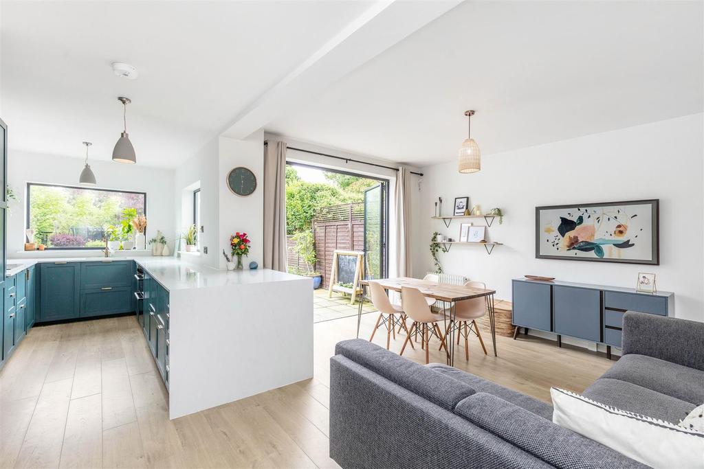 Wilmot Way, Banstead 4 bed house £2,800 pcm (£646 pw)