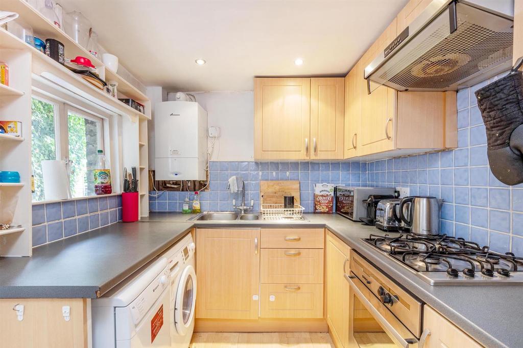 Wadham Road, Putney SW15 3 bed terraced house £2,500 pcm (£577 pw)