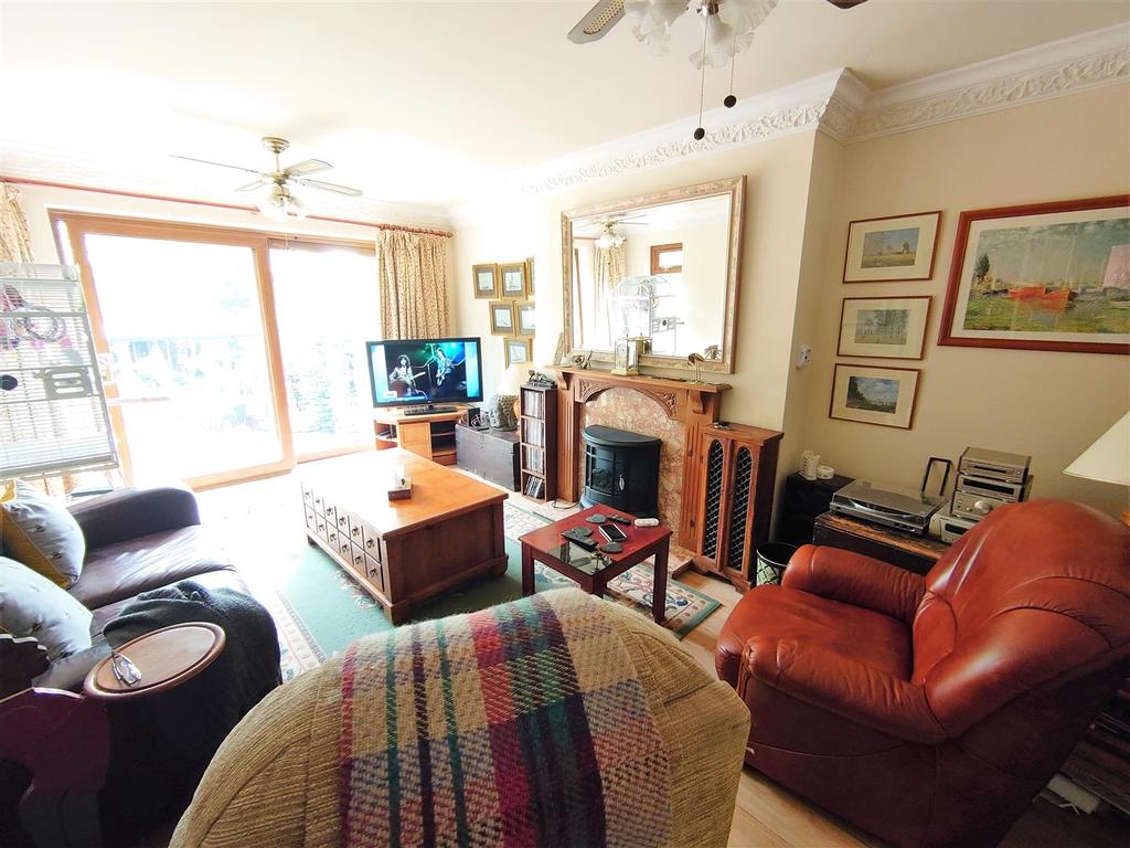 Lounge a.jpg