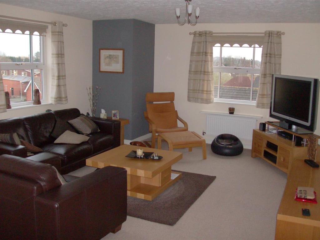 Westfield Drive, Aldridge 2 bed flat £209,950