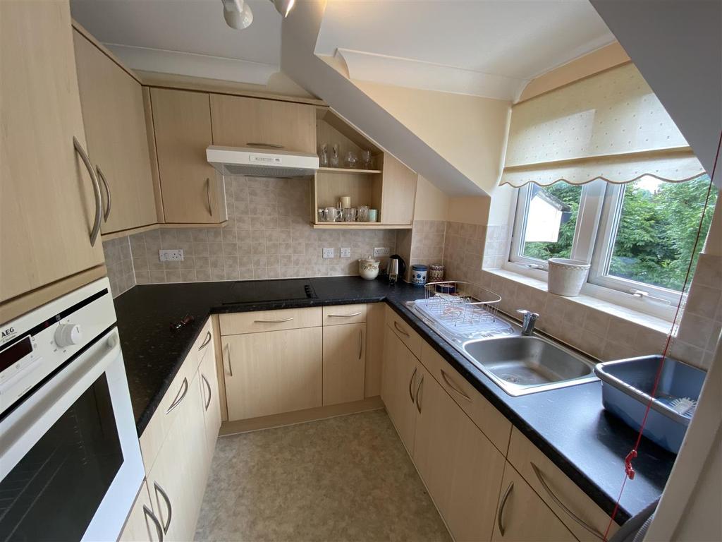 Stafford Road, Caterham 1 bed retirement property £130,000