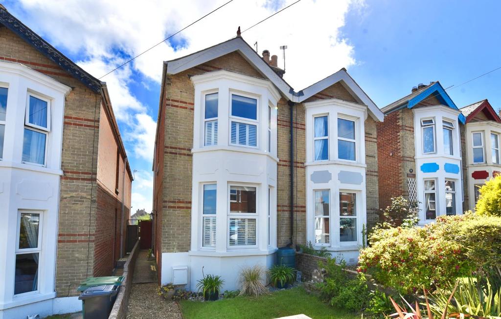 Stephenson Road, Cowes 3 bed semidetached house for sale £375,000