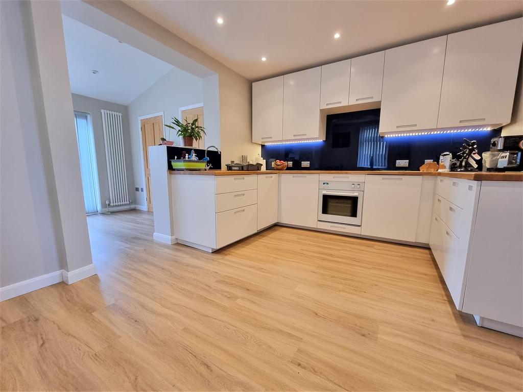 Ryde Avenue, Weddington, Nuneaton 3 bed detached house £235,000
