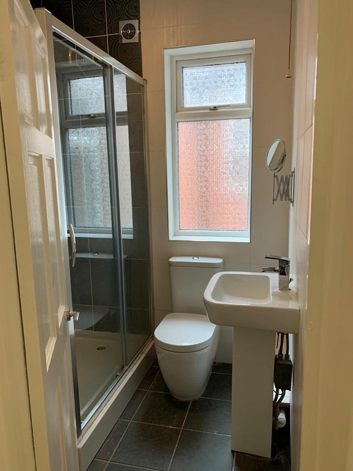 19 ST George room 3 shower room.JPG