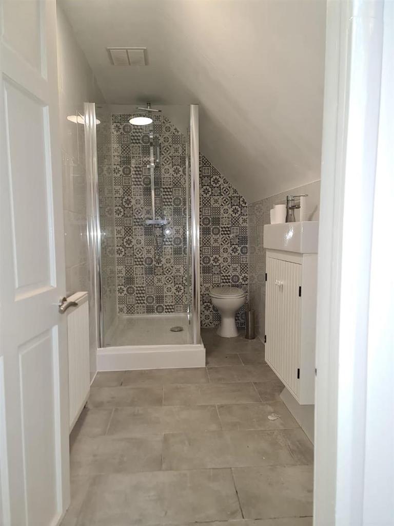 19 ST George - penthouse ensuite.jpg