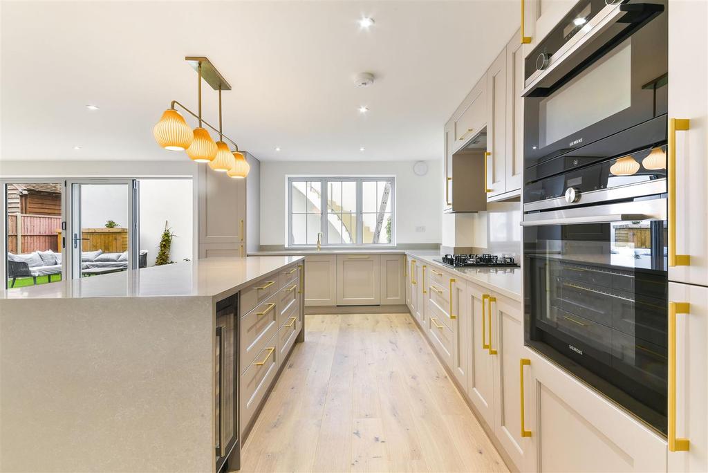 Hollymeoak Road, Coulsdon 5 bed detached house £1,295,000