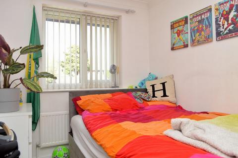 2 April Close, Oldham, OL8 2XQ