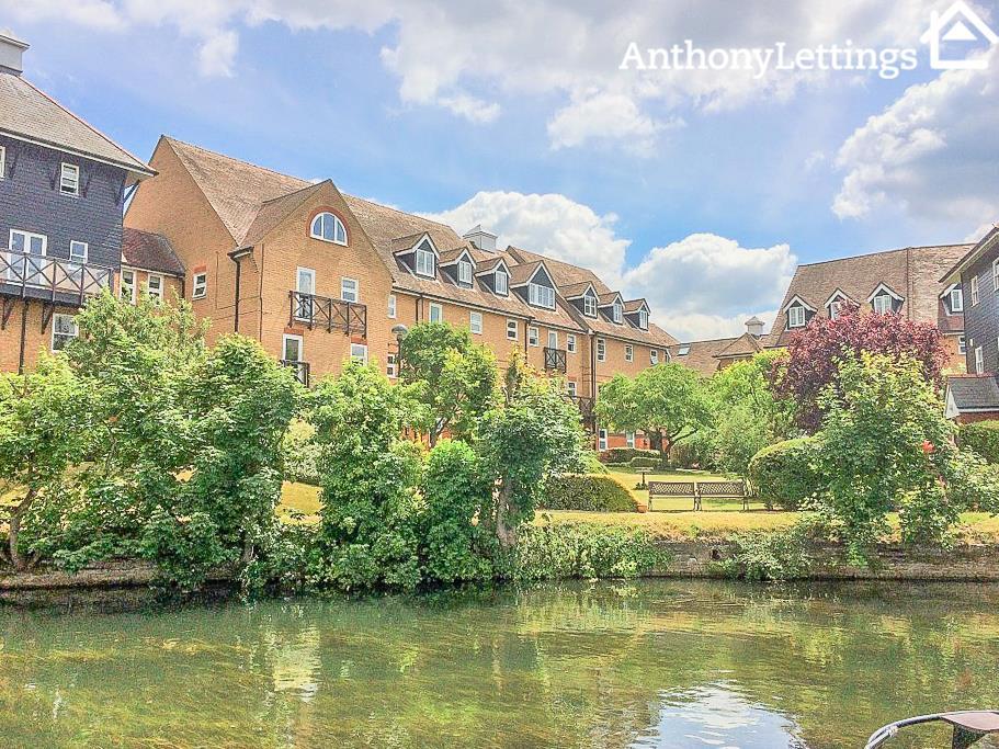 Mitre Court, Railway Street, Hertford 2 bed flat £1,100 pcm (£254 pw)