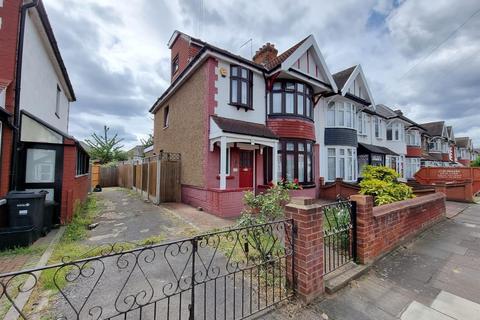 4 bedroom end of terrace house for sale - Malvern Drive, Ilford