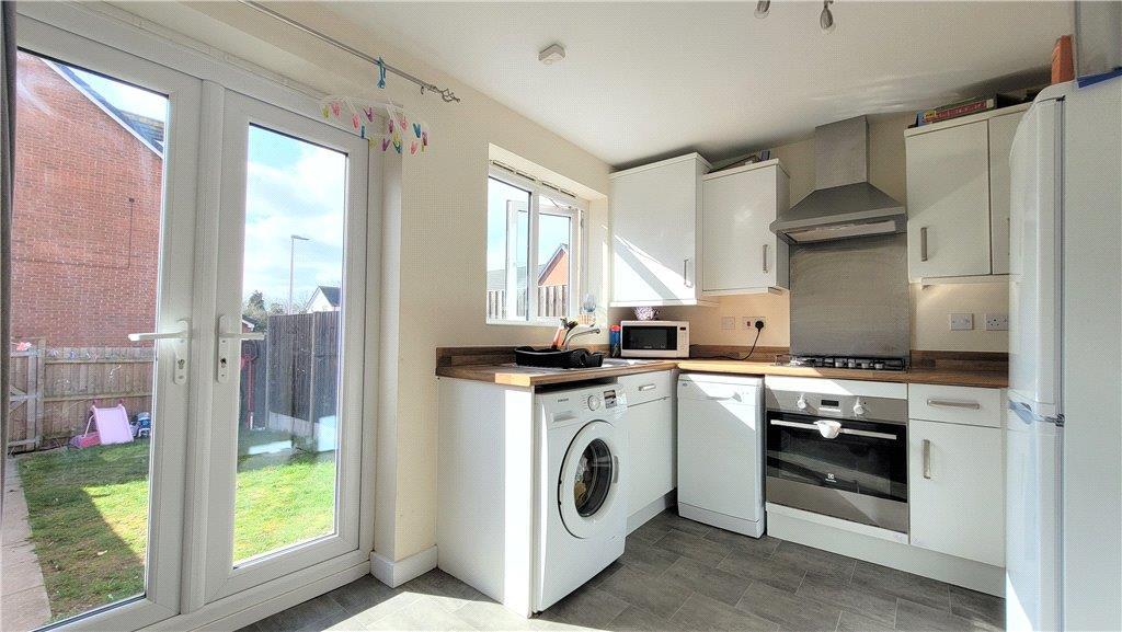 Lancaster Way, Whitnash, Leamington Spa 3 bed terraced house £300,000