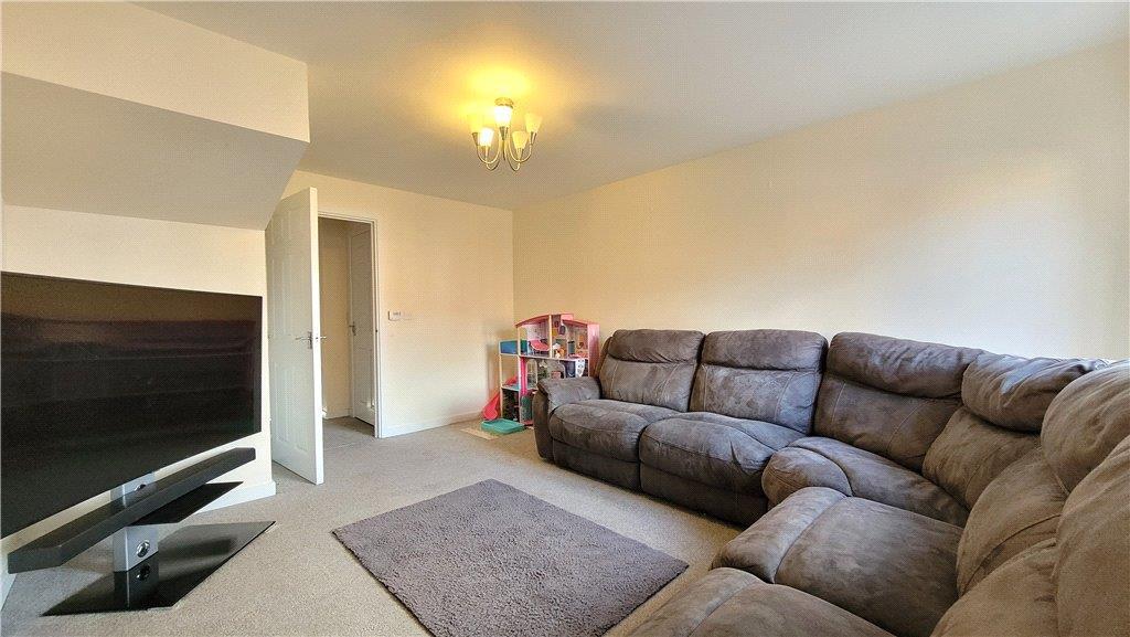 Lancaster Way, Whitnash, Leamington Spa 3 bed terraced house £300,000