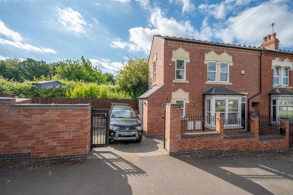War Lane, Harborne, Birmingham 2 bed end of terrace house £450,000