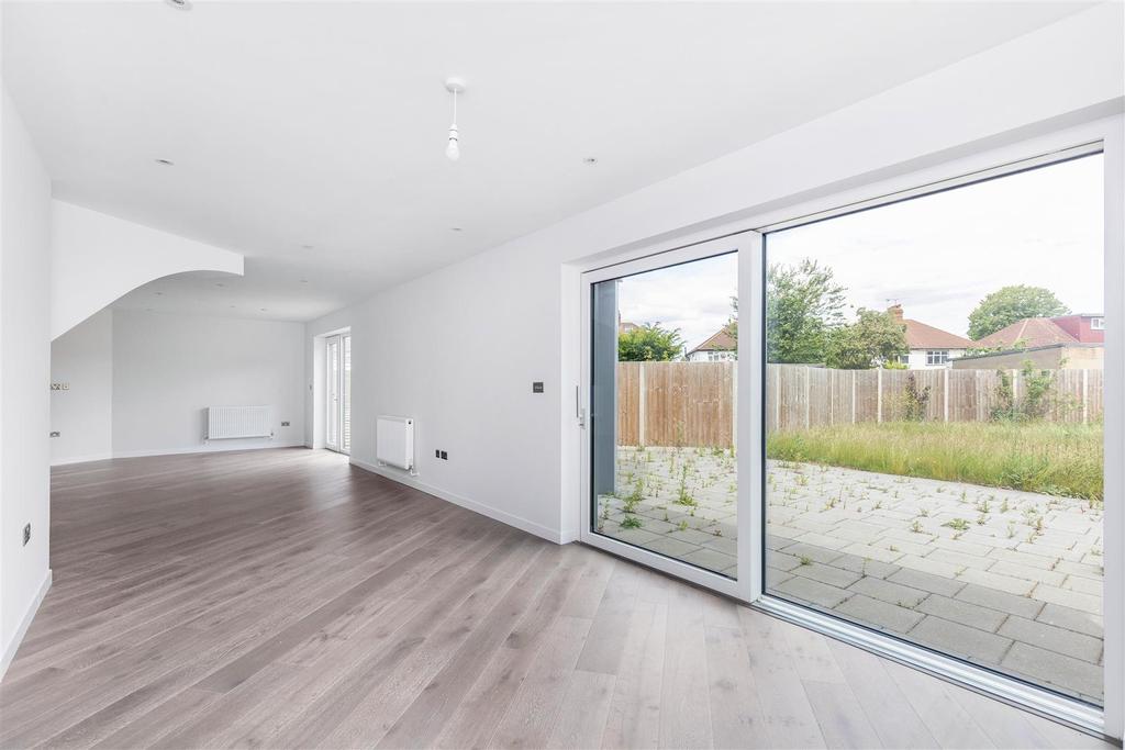Islay Gardens, Hounslow, TW4 4 bed house £3,500 pcm (£808 pw)