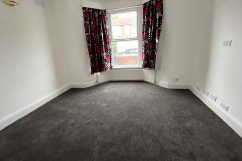 3 bedroom semi-detached house to rent, Elmstead Road, Ilford IG3