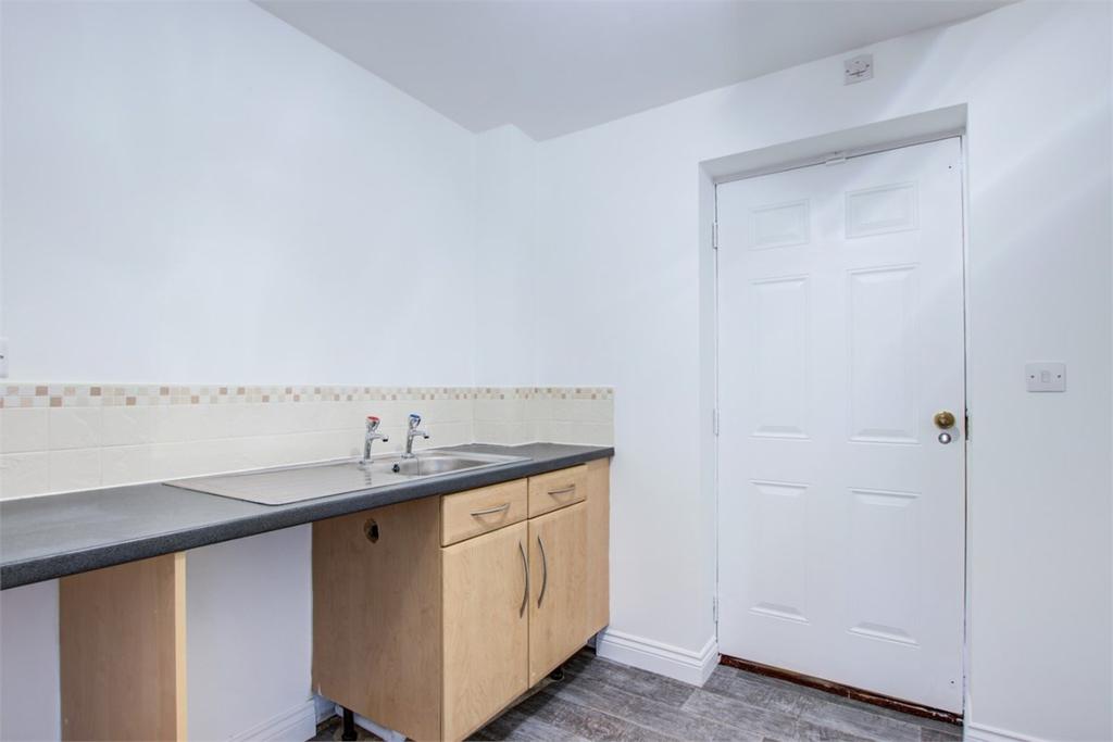 Dalton Crescent, Durham, DH1 4 bed end of terrace house £1,500 pcm (£