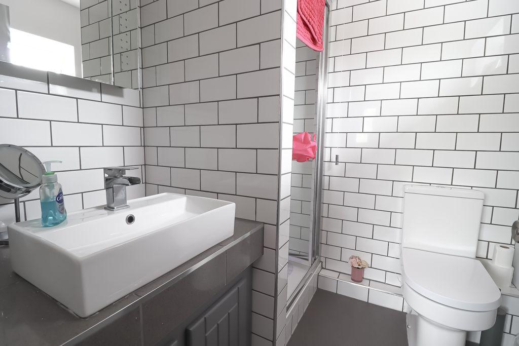 Ensuite to Bed 1