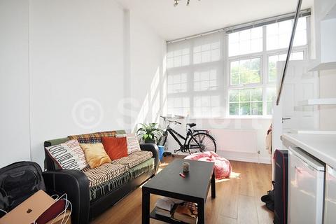 Studio to rent, Archway Road, London N19