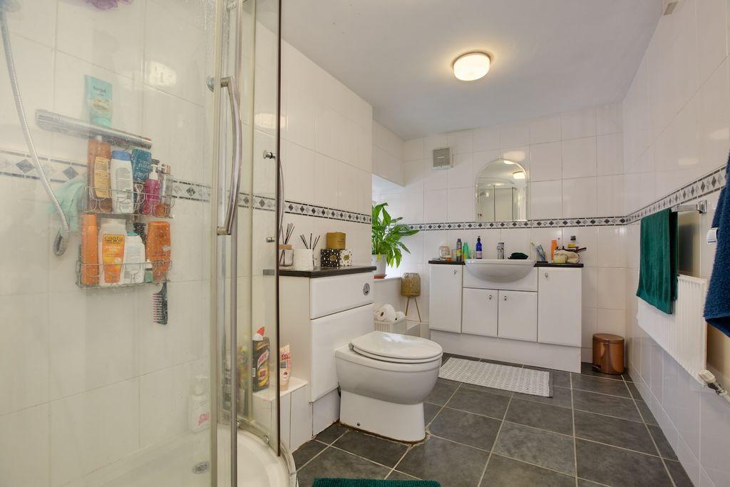 Flat 2 Bathroom