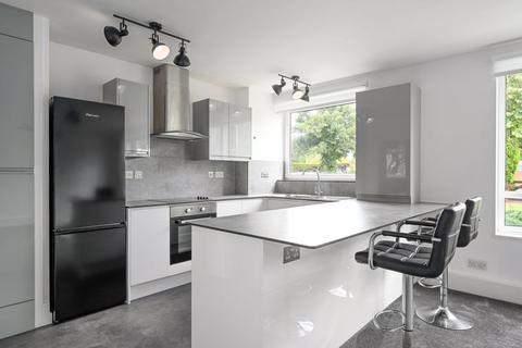 2 bedroom ground floor flat to rent, Hersham Road, Walton-On-Thames