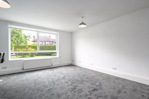2 bedroom ground floor flat to rent, Hersham Road, Walton-On-Thames