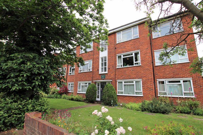 Oak Hill Crescent, Surbiton 2 bed apartment £1,500 pcm (£346 pw)