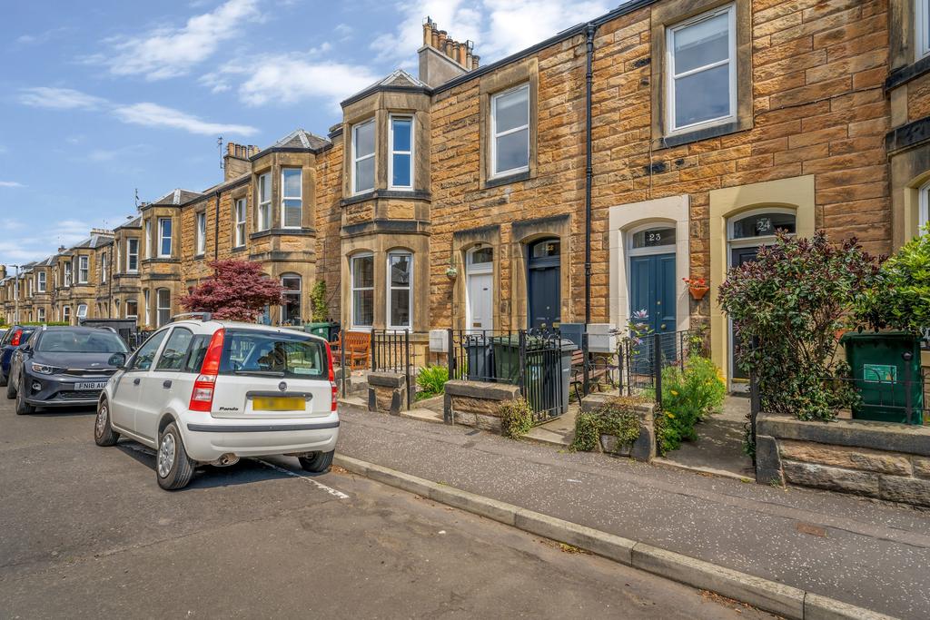 22 Ryehill Avenue, Leith Links, EH6 8EU 4 bed flat £450,000