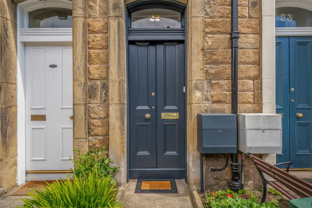 22 Ryehill Avenue, Leith Links, EH6 8EU 4 bed flat £450,000