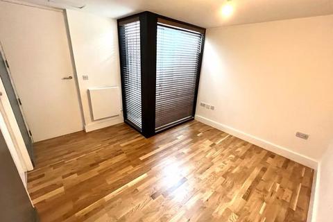 2 bedroom end of terrace house to rent, Jubilee Street, Salford