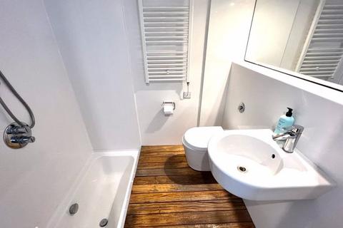 2 bedroom end of terrace house to rent, Jubilee Street, Salford